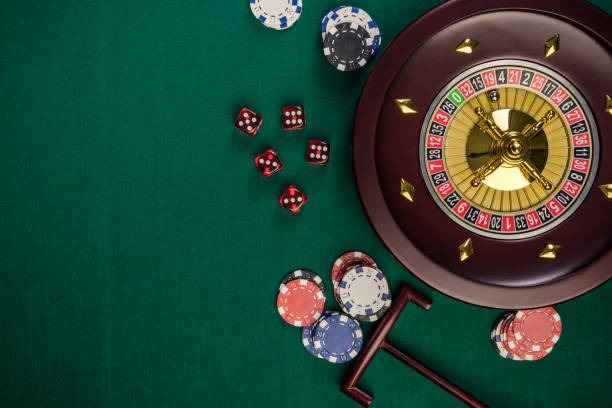 Cash-out button interface and multiplier progression in Lightning Dice